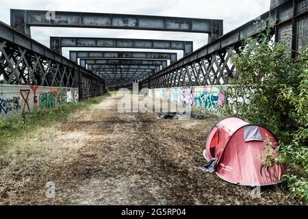 Manchester, Royaume-Uni. 29 juin 2021. Une tente solitaire se trouve sur le viaduc abandonné.dans la Tour Beethan de l'ombre de Manchester, une tente y est assise comme un rappel brutal de l'épidémie extrême de sans-abri de Manchester. Lors de sa campagne électorale de 2017, Andy Burnham a promis de débarrasser la ville des sans-abri, mais la pandémie a aggravé la situation. Crédit : SOPA Images Limited/Alamy Live News Banque D'Images