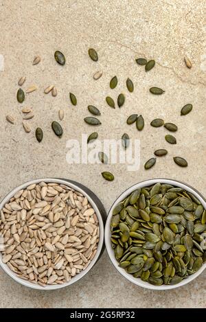 Superaliments, graines de tournesol et graines de citrouille dans une soucoupe sur une table en marbre. Banque D'Images