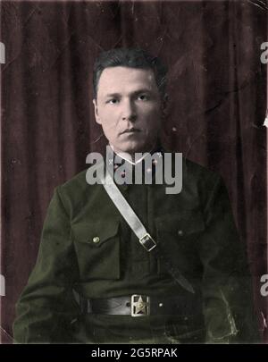 URSS - VERS 1941 : photo prise en URSS, portrait d'un lieutenant-officier des troupes ferroviaires de l'Armée rouge. Photo retouchée et réalisée en couleur. Banque D'Images