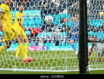 Hampden Park, Glasgow, Royaume-Uni. 29 juin 2021. Championnat européen de football 2020 de l'EUFA, manche de seize, Suède contre Ukraine; Oleksandr Zinchenko d'Ukraine pousses et les scores pour le faire 1-0 à l'Ukraine dans la 27e minute crédit: Action plus Sports/Alay Live News Banque D'Images