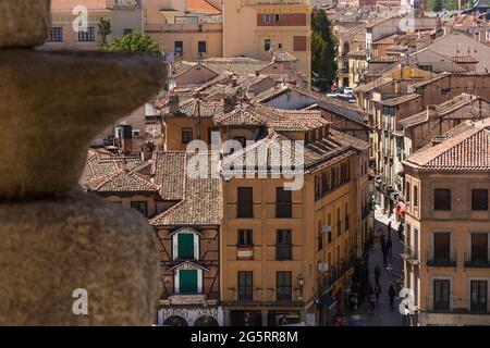 Segovia, Espagne - 2 juin 2021 : vue générale depuis l'aqueduc de Segovia, des maisons traditionnelles dans la rue centrale de San Francisco Banque D'Images