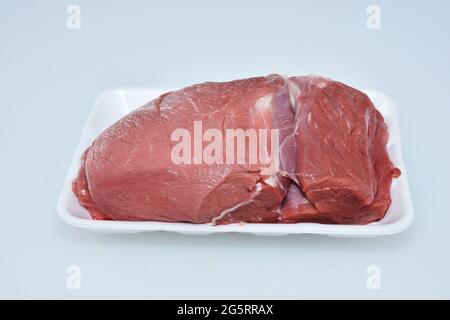 agneau épais flanc viande désossée dans assiette sur fond blanc, coupe de boucher, morceau de mouton cru Banque D'Images