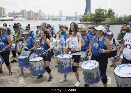 Fogo Azul: All-Women Samba Drum Line. La première ligne féminine de tambours de Samba Reggae de New York se présente le dix-septième 2021 au Brooklyn Bridge Park à Brooklyn, New York. Banque D'Images