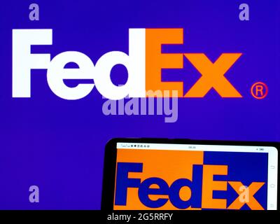 Dans cette illustration, un logo FedEx Corporation apparaît sur un téléphone intelligent. Banque D'Images