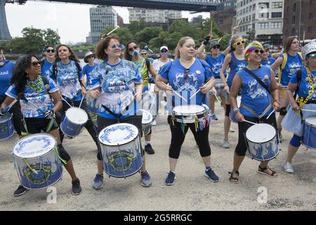 Fogo Azul: All-Women Samba Drum Line. La première ligne féminine de tambours de Samba Reggae de New York se présente le dix-septième 2021 au Brooklyn Bridge Park à Brooklyn, New York. Banque D'Images