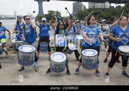 Fogo Azul: All-Women Samba Drum Line. La première ligne féminine de tambours de Samba Reggae de New York se présente le dix-septième 2021 au Brooklyn Bridge Park à Brooklyn, New York. Banque D'Images