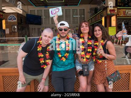 Palma de Majorque, Espagne. 29 juin 2021. Les fans allemands marchent avec des colliers dans les couleurs allemandes avant le match de championnat d'Europe contre l'Angleterre. L'Allemagne a été éliminée du championnat d'Europe de football au tour de 16. Credit: Alberto Vera/dpa/Alay Live News Banque D'Images