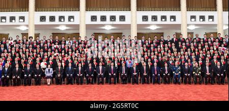 (210629) -- BEIJING, le 29 juin 2021 (Xinhua) -- le président chinois Xi Jinping, également secrétaire général du Comité central du Parti communiste de Chine (PCC) et président de la Commission militaire centrale, et d'autres dirigeants rencontrent des lauréats des titres de membres remarquables du Parti, des travailleurs exemplaires du Parti, Et des organisations communautaires avancées du Parti de partout au pays avant la cérémonie de remise de la Médaille du 1er juillet, la plus haute distinction du Parti, à des membres remarquables du Parti au Grand Hall du peuple de Beijing, capitale de la Chine, le 29 juin 2021. La cérémonie de remise des prix du 1er juillet M. Banque D'Images