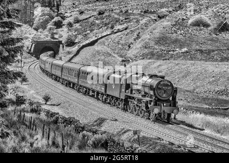 C'est le Dalesman dirigé par Royal Scot classe 7P, 4-6-0, 46115 Scots Guardsman train à vapeur sortant du tunnel Blea Moor dans les Yorkshire Dales Banque D'Images