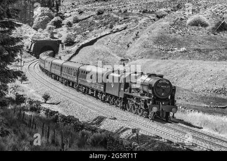 C'est le Dalesman dirigé par Royal Scot classe 7P, 4-6-0, 46115 Scots Guardsman train à vapeur sortant du tunnel Blea Moor dans les Yorkshire Dales Banque D'Images