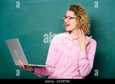 Technologie numérique. Profession moderne. ÉTUDIANT STEM. École en ligne. Informatique et programmation. Cours en ligne d'enseignement. Étudier en ligne. Enseignant Banque D'Images