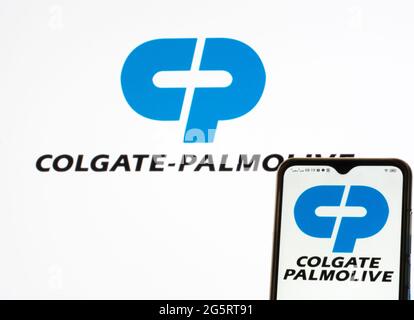 Ukraine. 27 juin 2021. Dans cette illustration, un logo Colgate-Palmolive Company apparaît sur un smartphone. Credit: Igor Golovniov/SOPA Images/ZUMA Wire/Alamy Live News Banque D'Images