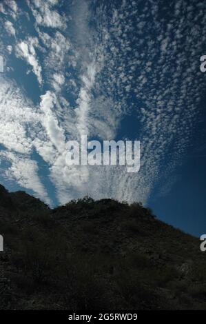 Fascinante formation de nuages dans un ciel bleu profond au-dessus de South Mountain, Phoenix, Arizona Banque D'Images