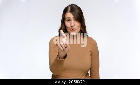 Studio portrait d'une jeune femme secouant la tête et disant non Concept d'interdiction, d'interdiction et de tabou Banque D'Images