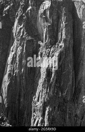 Détails géologiques de la face rocailleuse le long du sentier du plateau nord au Black Canyon de la Gunnison Banque D'Images