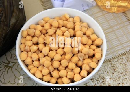 Gros plan sur la table des tasses de pois chiches turcs Banque D'Images