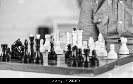 Logiques de développement. Apprendre jouer aux échecs. Un mauvais déplacement annule les bons. Leçon d'échecs. Concept de stratégie. Jouer aux échecs. Passe-temps intellectuel. Figures à la Banque D'Images