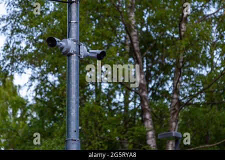 Deux caméras de surveillance reliées à un poteau métallique dans la rue. Banque D'Images