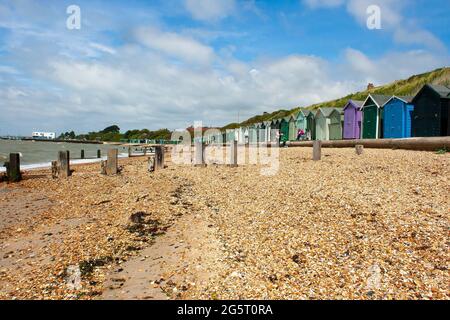 13 mai 2015 la plage de galets et de coquillages en poudre avec des cabanes de plage traditionnelles colorées sur la côte du Hampshire près de Titchfield sur la côte sud de l'Eng Banque D'Images