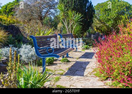 18 septembre 2019 sièges de jardin situés dans le Portsmouth Rock Garden, dans le sud de l'Angleterre, lors d'une chaude journée de début d'automne à SeptemberCrazy pavage Banque D'Images