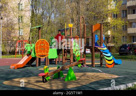 Moscou, Russie, 3 mai 2020. L'aire de jeux pour enfants est fermée pendant la quarantaine mondiale pour le virus Covid-19 Banque D'Images