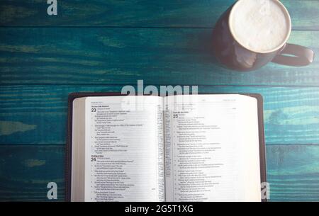 Sainte Bible sur une table en bois bleu pour étudier Banque D'Images