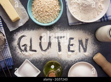 Surface de cuisson au gluten sur un plan d'examen en ardoise foncé Banque D'Images