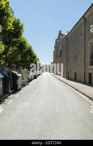 BURGOS, ESPAGNE - 29 juin 2021 : ancien palais de l'archevêque et maison de l'église vus dans la prespective de la rue de la ville de Burgos un jour d'été. Banque D'Images