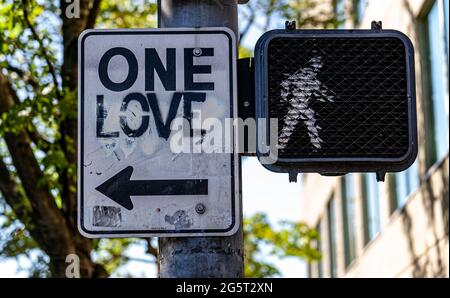 Un signe d'amour créatif. Signalisation routière modifiée. Banque D'Images
