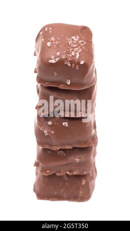 Morceau de caramel salé recouvert de chocolat avec sel saupoudré sur le dessus Banque D'Images