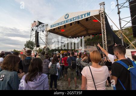 Kazimierz Dolny, Pologne - 8 juillet 2016 : concert de Chonabibe pendant le festival de musique et de style de vie Kazimiernikejszyn Banque D'Images