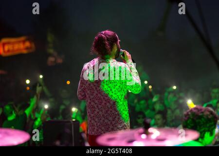 Kazimierz Dolny, Pologne - 8 juillet 2016 : novembre concert de projet pendant le festival de musique et de style de vie d'été Kazimiernikejszyn Banque D'Images