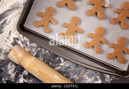 Les biscuits de pain d'épice sont déployés et coupés en personnes Banque D'Images