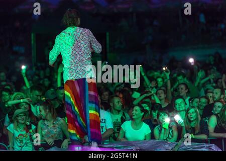 Kazimierz Dolny, Pologne - 8 juillet 2016 : novembre concert de projet pendant le festival de musique et de style de vie d'été Kazimiernikejszyn Banque D'Images