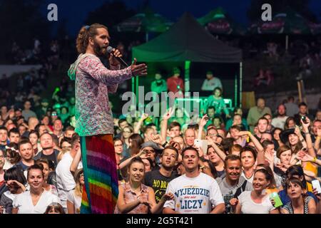 Kazimierz Dolny, Pologne - 8 juillet 2016 : novembre concert de projet pendant le festival de musique et de style de vie d'été Kazimiernikejszyn Banque D'Images