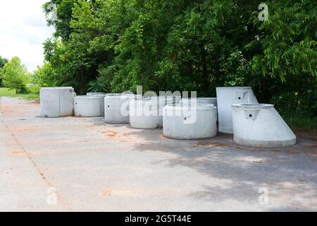 ELKIN, NC, USA-6 JUIN 2021: Une collection de trous d'homme préfabriqués en béton en attente d'utilisation. Banque D'Images