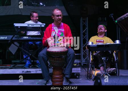 Kazimierz Dolny, Pologne - 8 juillet 2016 : novembre concert de projet pendant le festival de musique et de style de vie d'été Kazimiernikejszyn Banque D'Images