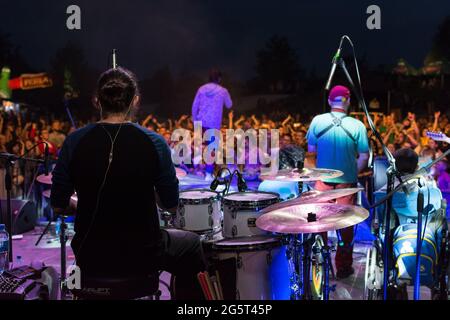 Kazimierz Dolny, Pologne - 8 juillet 2016 : novembre concert de projet pendant le festival de musique et de style de vie d'été Kazimiernikejszyn Banque D'Images