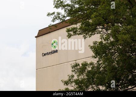 HICKORY, NC, USA-22 JUIN 2021: Coin supérieur du bâtiment CenturyLink avec signe de nom et logo. Banque D'Images