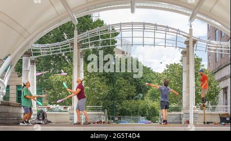 ASHEVILLE, NC, USA-27 juin 2021 : quatre hommes sur la scène Bascom Lamar Lunsford à Pack Square, pratiquant le jonglage et la marche sur pilotis. Banque D'Images