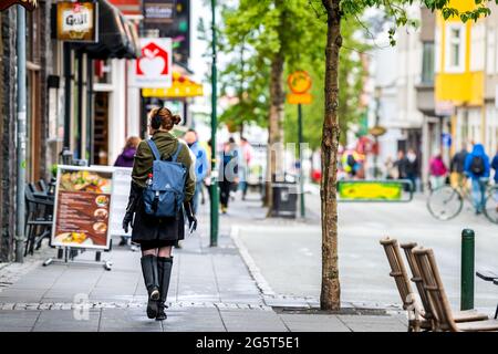 Reykjavik, Islande - 19 juin 2018 : rue commerçante de Laugavegur et touristes sur le trottoir du centre-ville et panneaux indiquant les magasins en été Banque D'Images