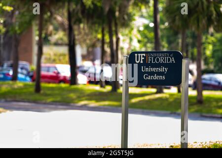 Gainesville, États-Unis - 27 avril 2018 : parking de voitures de rue dans le centre-ville de Floride avec panneau de campus UF de l'Université de Floride pour les jardins Banque D'Images