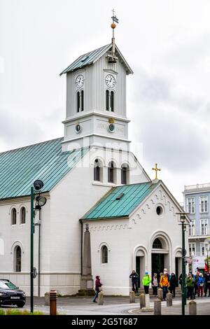 Reykjavik, Islande - 19 juin 2018: Cathédrale église rue vue verticale dans la rue du centre-ville de la capitale à Austutvollur Kirkjustilaeti et les gens dans s Banque D'Images