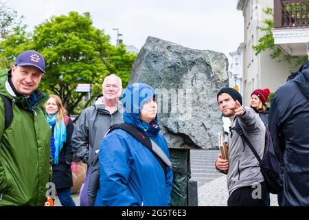 Reykjavik, Islande - 19 juin 2018 : groupe de touristes en forme de candide dans la rue avec des vestes bleues en hiver sur le trottoir du centre-ville de ra Banque D'Images