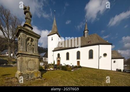 Sanctuaire de saint-Jean-Népomuk avec l'église Saint-Servatius, Brunskappel , Allemagne, Rhénanie-du-Nord-Westphalie, pays aigre, Olsberg Banque D'Images