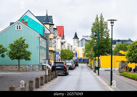 Reykjavik, Islande - 19 juin 2018 : rue calme dans le centre-ville de l'Islande avec des maisons colorées de bâtiments bleu et jaune multicolores Banque D'Images