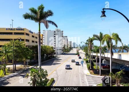 Hollywood, États-Unis - 6 mai 2018 : Floride nord Miami Beach Comté de Broward avec des bâtiments paysage urbain et autoroute A1A angle élevé au-dessus de la vue pendant la journée ensoleillée Banque D'Images