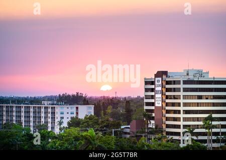 Miami, États-Unis - 8 mai 2018: Paysage urbain de Floride de nouveaux gratte-ciels résidentiels immeubles appartements appartement grand angle vue aérienne avec coucher de soleil sur l'horizon, Banque D'Images