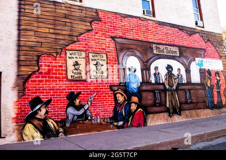 Rocky Ford, États-Unis - 13 octobre 2019: Petite ville dans l'est du Colorado avec rouge drôle murale dans la rue principale du centre-ville avec des cowboys de thème de saloon de l'Ouest Banque D'Images
