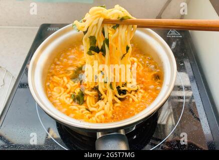 Vue panoramique sur la soupe de nouilles japonaises dans un restaurant Banque D'Images